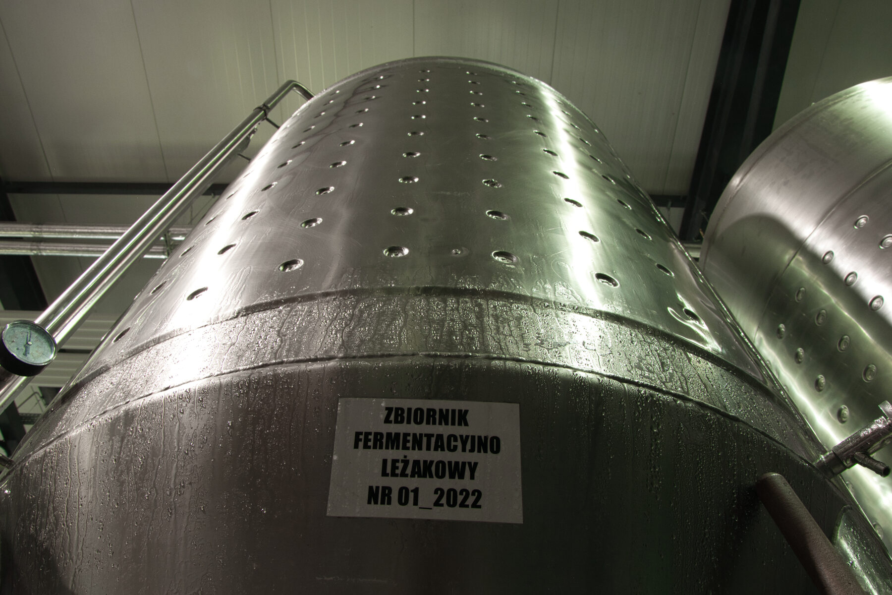 Zbiornik fermentacyjno-leżakowy w hali produkcyjnej